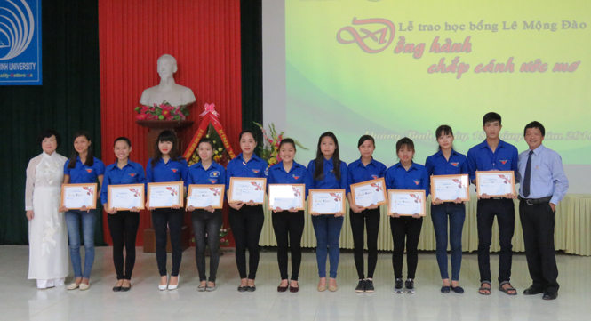 Học bổng Lê Mộng Đào được trao cho sinh viên Trường đại học Quảng Bình.