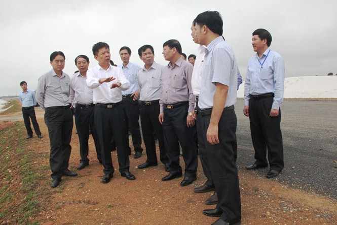  Đồng chí Nguyễn Hữu Hoài, Phó bí thư Tỉnh ủy, Chủ tịch UBND tỉnh kiểm tra tiến độ thi công các công trình trụ sở làm việc tại trung tâm huyện lỵ Quảng Trạch.