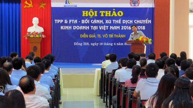 Tiến sĩ Võ Trí Thành, nguyên Phó viện trưởng Viện Nghiên cứu và Quản lý kinh tế trung ương giải đáp những thắc mắc của doanh nghiệp khi gia nhập TTP và FTA tại hội thảo.