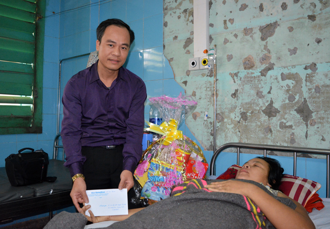 Đại diện lãnh đạo Công ty CP Vận tải Phú Hoàng trao tiền và quà cho bệnh nhân Nguyễn Thị Hòa 