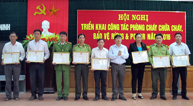 UBND huyện Quảng Ninh khen thưởng các tập thể và cá nhân có thành tích xuất sắc trong công tác PCCC, BVR và PCCCR năm 2015.
