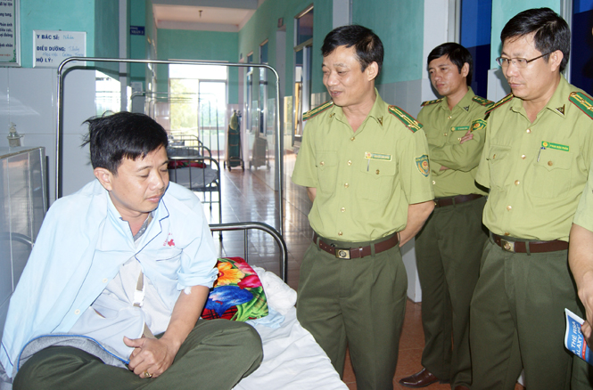 Lãnh đạo Chi cục Kiểm lâm tỉnh, Htaj Kiểm lâm huyện Quảng Ninh thăm hỏi, động viên anh Thủy.