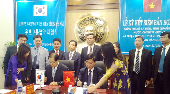 Lễ ký kết biên bản thỏa thuận hợp tác hữu nghị giữa thị xã Ba Đồn và quận Buk-gu, thành phố Gwangju, Hàn Quốc.