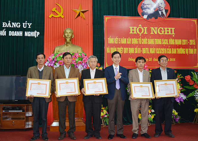 Ban Thường vụ Đảng ủy Khối Doanh nghiệp tỉnh tặng giấy khen các đảng viên hoàn thành xuất sắc nhiệm vụ 5 năm 2011-2015.