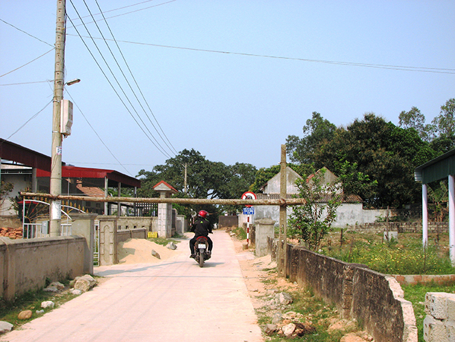  Người dân thôn Nam Lãnh, xã Quảng Phú, Quảng Trạch lập rào chắn ngăn cản xe đi vào đường làng để tránh trạm thu phí.