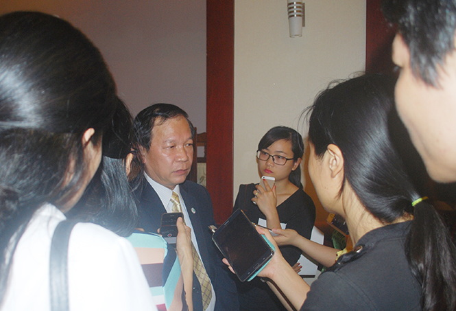 Các phóng viên phỏng vấn lãnh đạo ngành Văn hóa, Thể thao và Du lịch tỉnh bên lề hội nghị.