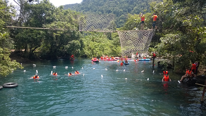 Điểm du lịch suối nước Moọc, Vườn quốc gia Phong Nha-Kẻ Bàng ngày càng thu hút du khách. Ảnh: A.T