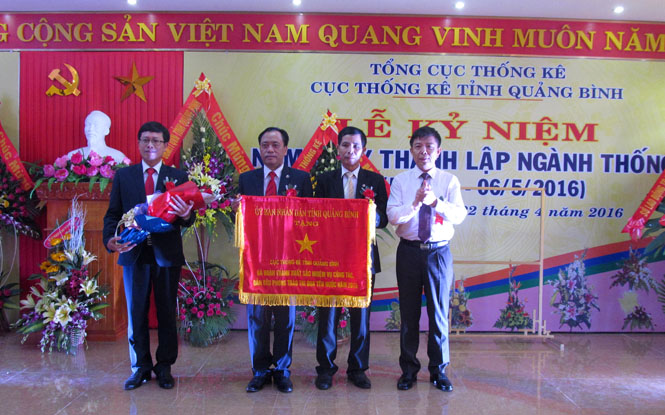 Đồng chí Nguyễn Hữu Hoài, Phó Bí thư Tỉnh ủy, Chủ tịch UBND tỉnh đã trao tặng Cờ thi đua cho Cục Thống kê