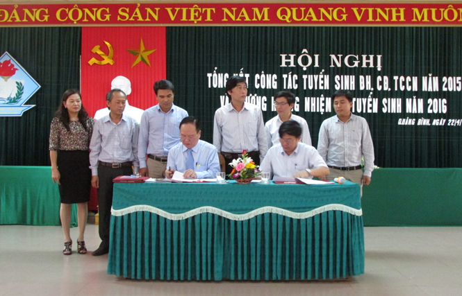 Lễ ký kết thỏa thuận hợp tác giữa lãnh đạo Sở GD-ĐT và Trường ĐH Duy Tân.