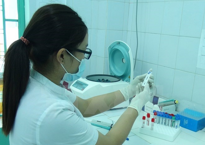 Nhân viên y tế Bệnh viện Bệnh Nhiệt đới Khánh Hòa lấy mẫu máu phục vụ xét nghiệm xác định virus Zika. (Ảnh: Nguyên Lý/TTXVN)
