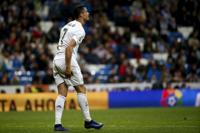 Ronaldo đi tập tễnh trong trận gặp Villarreal. Ảnh: Reuters