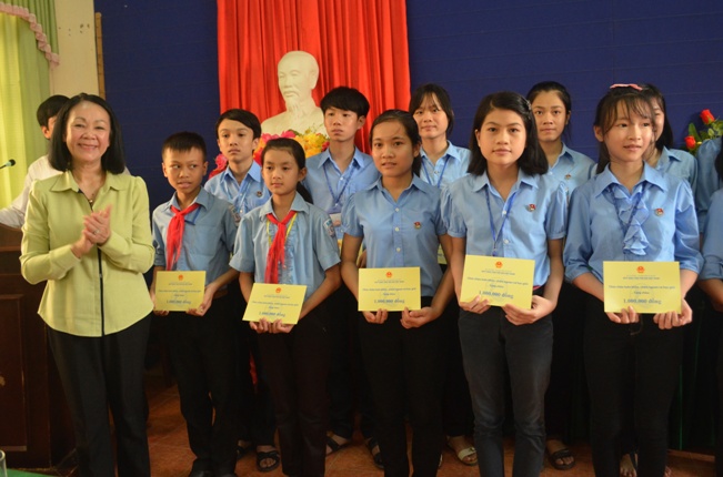 Trương Thị Mai, Ủy viên Bộ Chính trị, Bí thư Trung ương Đảng, Trưởng Ban Dân vận Trung ương trao quà cho các em học sinh xã Hiền Ninh (Quảng Ninh)