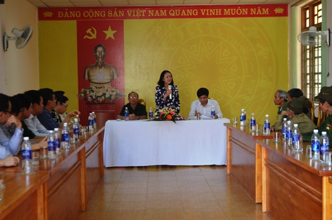 Trương Thị Mai, Ủy viên Bộ Chính trị, Bí thư Trung ương Đảng, Trưởng Ban Dân vận Trung ương trò chuyện cùng các cựu TNXP có hoàn cảnh khó khăn