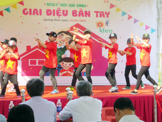 Trẻ em điếc biểu diễn văn nghệ tại ngày hội gia đình trẻ điếc lần thứ 2, năm 2015.