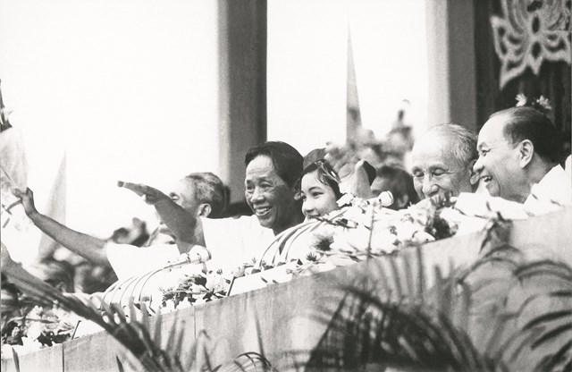 Các vị lãnh đạo Đảng, Nhà nước dự mít tinh mừng miền Nam hoàn toàn giải phóng, ngày 7/5/1975