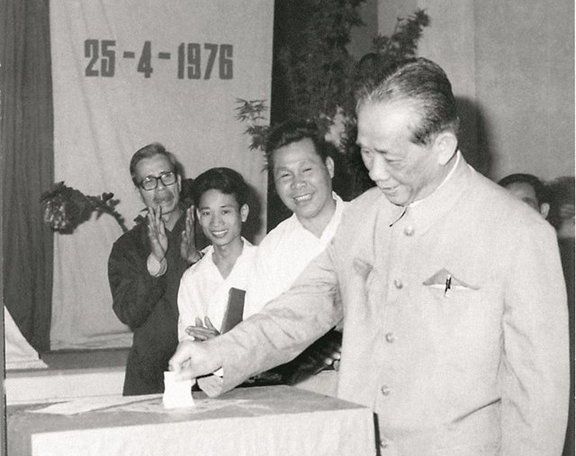Bí thư thứ nhất TƯ Đảng Lê Duẩn bỏ phiếu bầu Quốc hội khóa VI tại khu phố Ba Đình, Hà Nội, tháng 4/1976