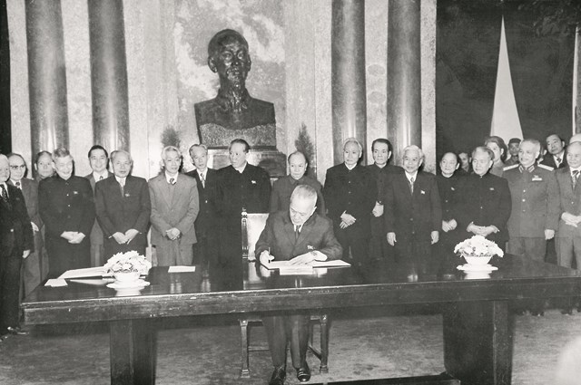 Quyền Chủ tịch nước Nguyễn Hữu Thọ ký Sắc lệnh công bố Hiến pháp mới, tháng 12/1980