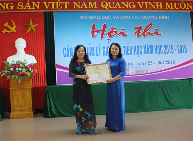 Lãnh đạo Sở GD-ĐT trao giải nhất cho cô giáo Hà Thị Vẽ, Hiệu trưởng Trường tiểu học Đồng Phú.