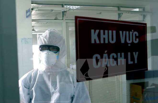 Bác sỹ mặc áo phòng dịch trực theo dõi 24/24 giờ tình trạng của bệnh nhân nghi nhiễm Ebola tại Khu điều trị cách ly Khoa y học Nhiệt đới-Bệnh viện Đa khoa Đà Nẵng, tháng 11-2014.(Ảnh: Trần Lê Lâm/TTXVN)