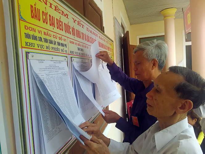 Cử tri Tuyên Hoá xem danh sách những người ứng cử đại biểu HĐND huyện và đại biểu HĐND các xã, thị trấn.