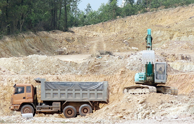 Một điểm khai thác đất san lấp trên địa bàn huyện Quảng Ninh.