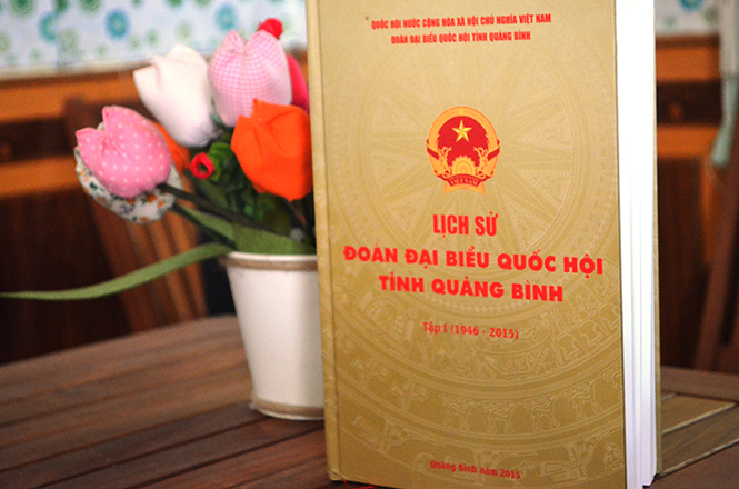  Bìa cuốn sách Lịch sử Đoàn đại biểu Quốc hội tỉnh Quảng Bình (1946 – 2015)  