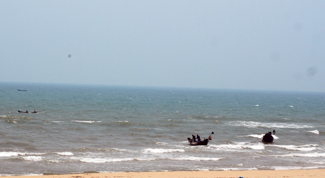  Rất nhiều thuyền nhỏ của ngư dân Hà Tĩnh vào đánh bắt cá ngay sát bờ biển phường Quảng Phúc, thị xã Ba Đồn.   