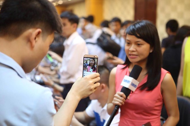  Đông đảo phóng viên đã tham dự buổi họp báo, nhiều đơn vị truyền trực tiếp qua Facebook (Ảnh: Lê Minh Sơn)