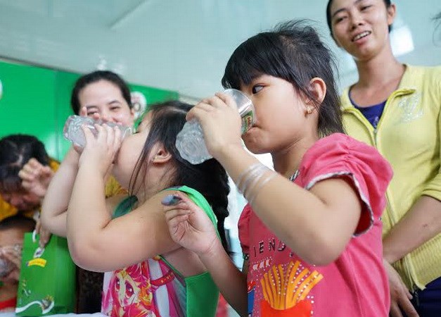 Trẻ em uống sữa dinh dưỡng tại buổi lễ triển khai chương trình. (Ảnh: PV/Vietnam+)