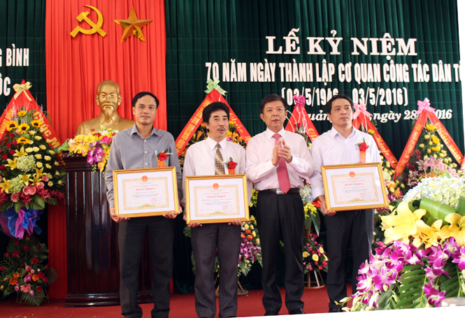 Đồng chí Nguyễn Hữu Hoài, Phó Bí thư Tỉnh ủy, Chủ tịch UBND tỉnh trao Bằng khen của UBND tỉnh cho các tập thể đạt thành tích xuất sắc trong công tác dân tộc.