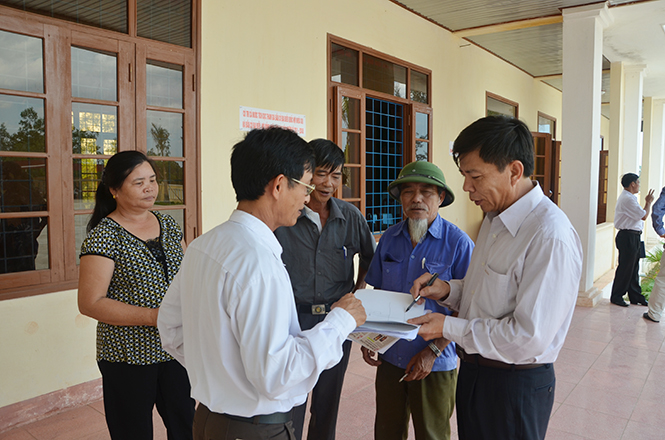 Đồng chí Chủ tịch UBND tỉnh tiếp xúc với cử tri xã Thuận Đức, Đồng Hới.