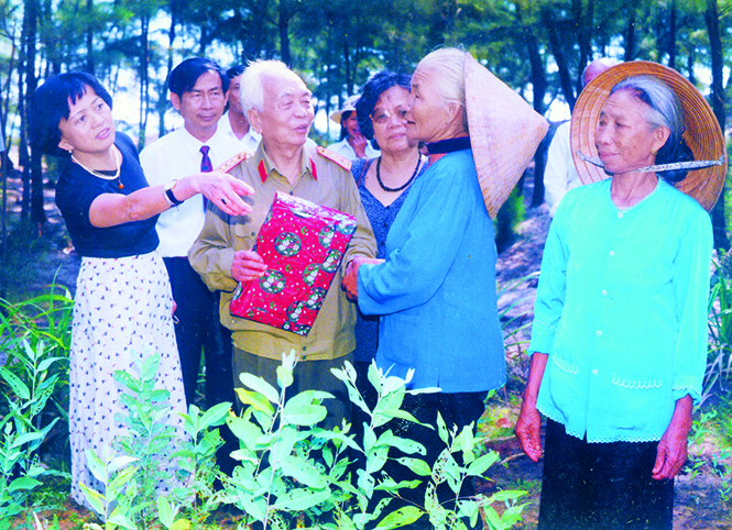Đại tướng Võ Nguyên Giáp thăm mẹ Phạm Thị Nghèng và đội trồng rừng chắn cát năm 1999. Ảnh: Cao Trường Sơn