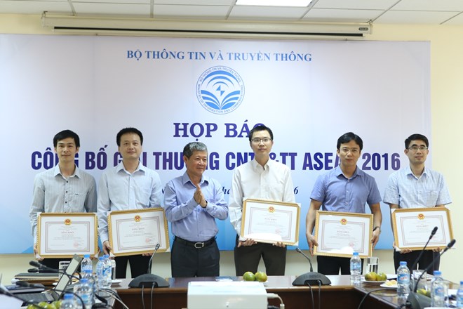 Thứ trưởng Bộ Thông tin và Truyền thông, ông Nguyễn Thành Hưng đã trao tặng Bằng khen của Bộ trưởng Bộ Thông tin và Truyền thông cho các doanh nghiệp đạt giải cao của Giải thưởng ASEAN ICT Awards 2015. (Ảnh: PV/Vietnam+)