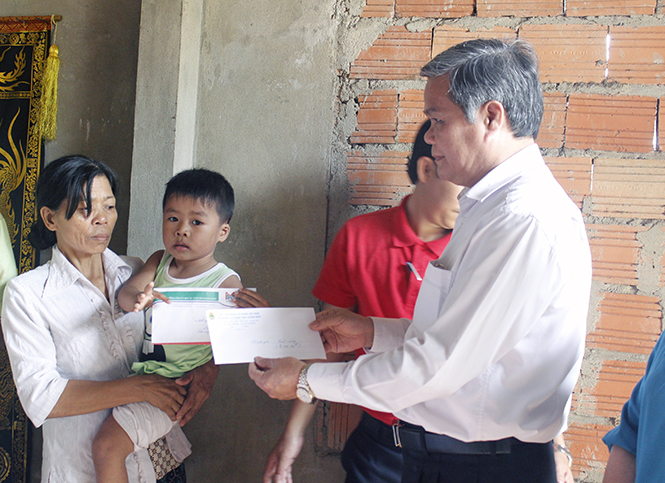Đồng chí Nguyễn Xuân Toàn, Phó chủ tịch LĐLĐ tỉnh trao tiền hỗ trợ cho gia đình cháu Nguyễn Hoàng Hải.
