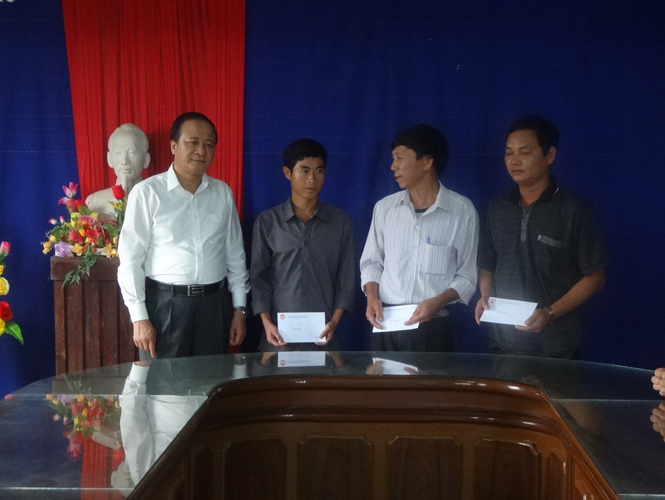 Đồng chí Trần Văn Tuân, Ủy viên Thường vụ Tỉnh ủy, Chủ tịch Ủy ban MTTQVN tỉnh thăm hỏi, tặng quà cho hộ ngư dân ở Ngư Thủy Bắc