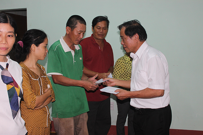 Ông Mai Xuân Thu, Chủ tịch hội trao quà của nhà tài trợ.