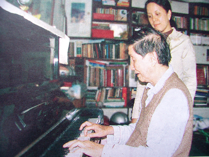 Nhạc sĩ Phạm Tuyên say mê sáng tác.