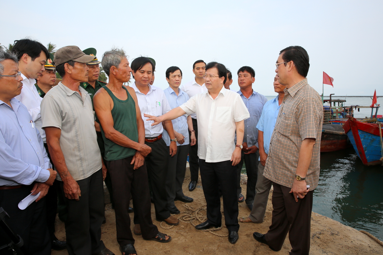 Phó Thủ tướng Trịnh Đình Dũng thăm hỏi, động viên ngư dân tại cảng cá Cửa Tùng, huyện Vĩnh Linh, tỉnh Quảng Trị. Ảnh: VGP/Xuân Tuyến