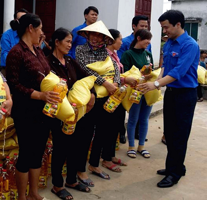 Đại diện Trung ương Đoàn trao quà cho bà con ngư dân huyện Quảng Trạch.