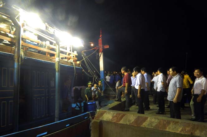 Tàu cá đánh bắt hải sản xa bờ của ngư dân Bảo Ninh cập bến tại Cảng cá Nhật Lệ tối 30-4.