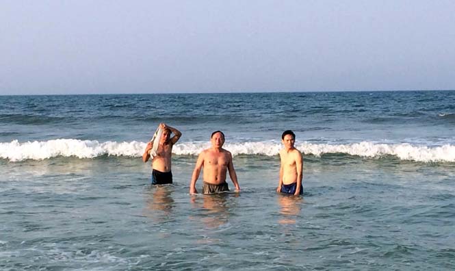 Đồng chí Trần Hải Châu, Uỷ viên Ban Thường vụ, Trưởng ban Nội chính Tỉnh ủy (giữa), cùng các cán bộ Tỉnh ủy tắm biển Hải Ninh.