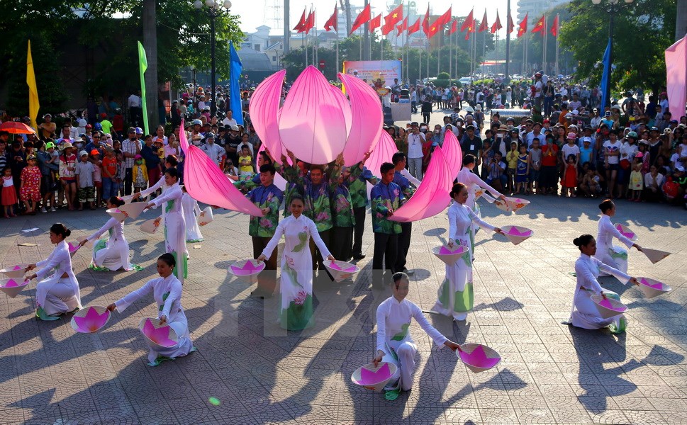 Các đoàn nghệ thuật biểu diễn trên đường phố Huế. (Ảnh: Hồ Cầu/TTXVN)