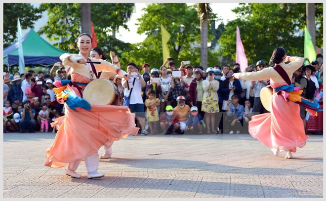 Đoàn múa Yoon Myung Hwa-Hàn Quốc biểu diễn trong Lễ hội đường phố. (Ảnh: Thanh Hà/TTXVN)