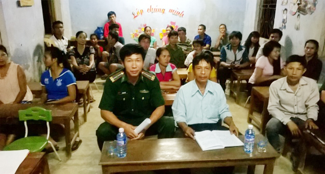 Cán bộ vận động quần chúng Đồn Biên phòng CKQT Cha Lo đang tuyên truyền cho nhân dân bản Hà Vi, xã Dân Hóa.