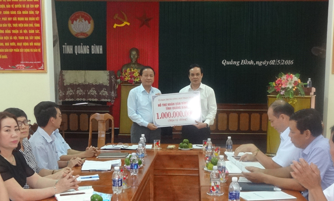 Trao tượng trưng số tiền 1 tỷ đồng hỗ trợ ngư dân Quảng Bình