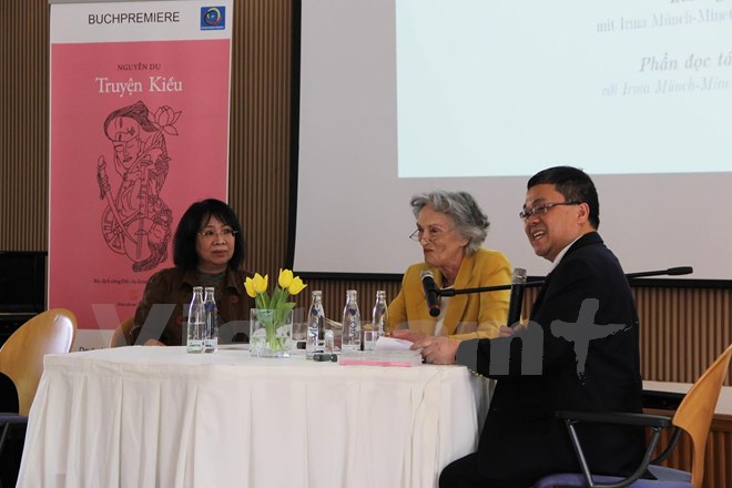 Nhà văn Lê Minh Hà, nữ diễn viên kịch Irma Münch-Minetti và dịch giả Trương Hồng Quang tại lễ ra mắt cuốn Truyện Kiều song ngữ Đức-Việt.(Ảnh: Mạnh Hùng/Vietnam+)