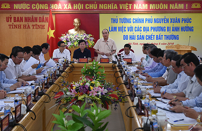 Thủ tướng Chính phủ Nguyễn Xuân Phúc làm việc với các địa phương bị ảnh hưởng do hiện tượng hải sản chết bất thường. Ảnh:VGP/Quang Hiếu