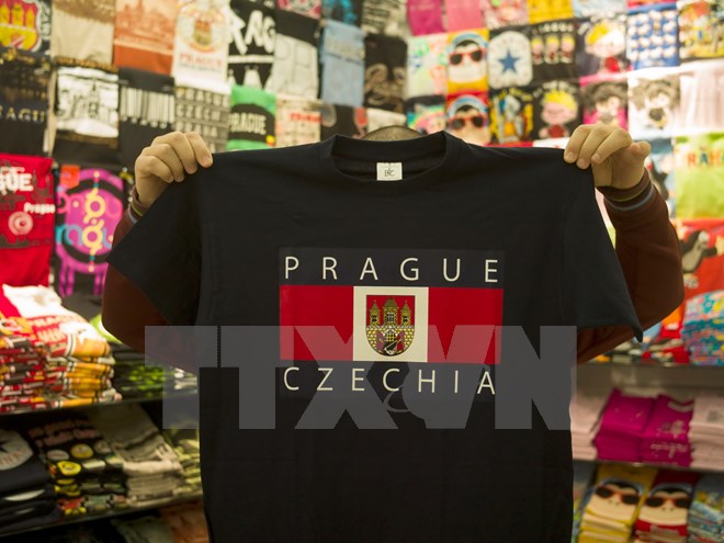 Chiếc áo phông in chữ Czechia bày bán tại một cửa hàng ở thủ đô Prague. (Nguồn: AFP/TTXVN)