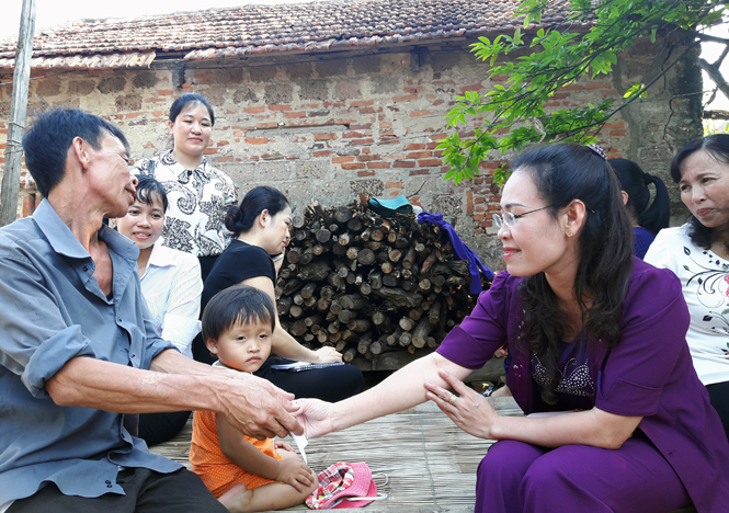 Chị Phạm Thị Hân, Chủ tịch Hội LHPN tỉnh đến thăm, động viên và trao quà cho gia đình ngư dân ở xã Quang Phú (TP. Đồng Hới).