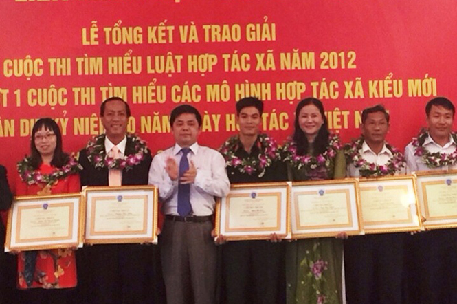 Liên minh HTX Quảng Bình nhận giải ba toàn quốc về cuộc thi tìm hiểu Luật HTX năm 2012.